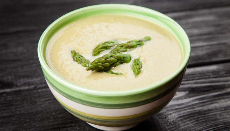 Soupe froide aux asperges et basilic