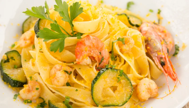 Tagliatelles aux crevettes, courgettes et fleurs de courgettes