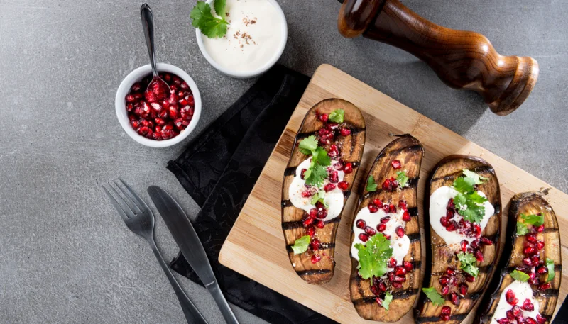 Aubergines grillées, sauce au yaourt et aux herbes