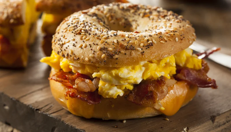 Bagels oeufs brouillés et bacon