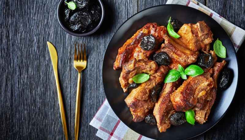 Côtes de porc au vin rouge et aux pruneaux