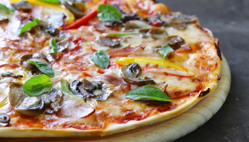 Pizza à la tomate et aux champignons