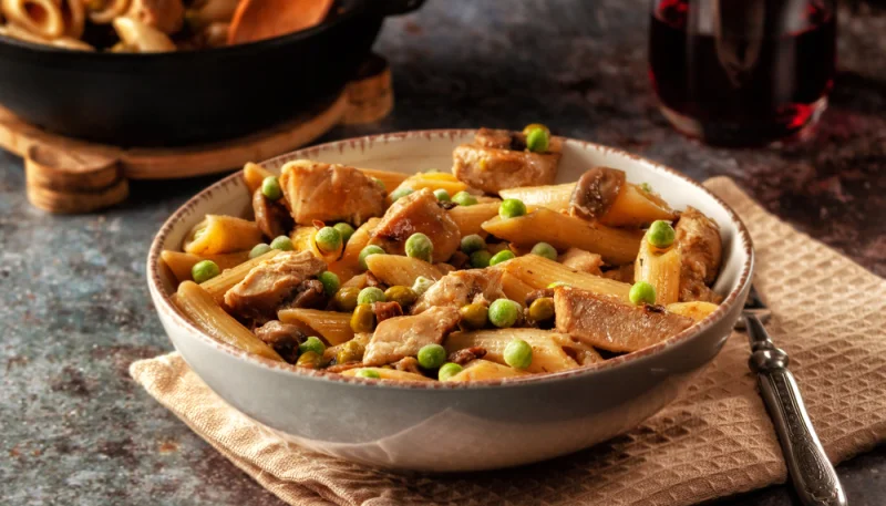 Pois gourmands au poulet épicé