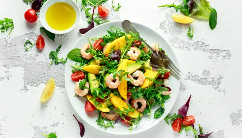 Salade d’avocats aux crevettes et à la mangue