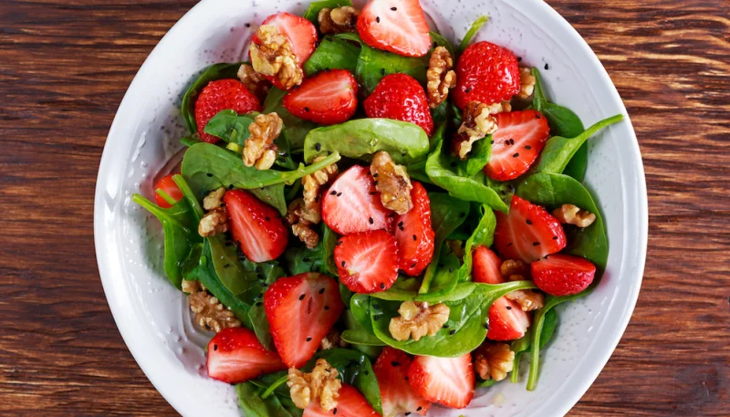 Salade d’épinards aux fraises