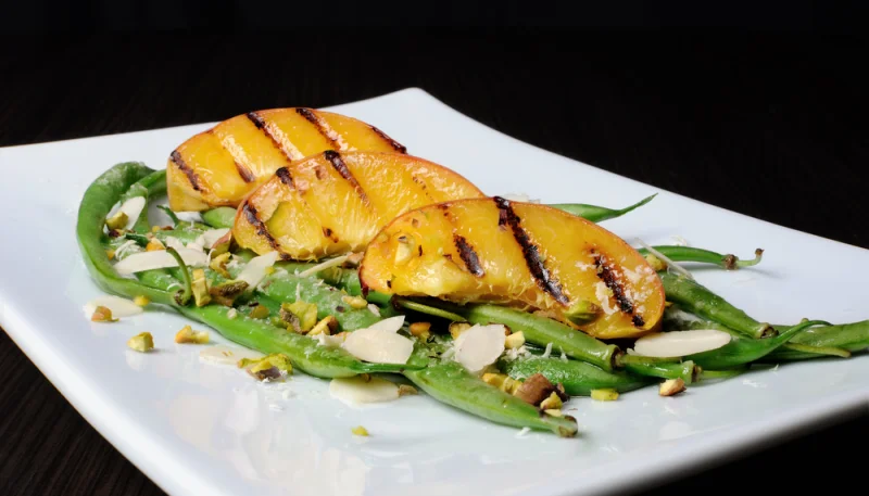 Salade estivale aux pêches et haricots verts
