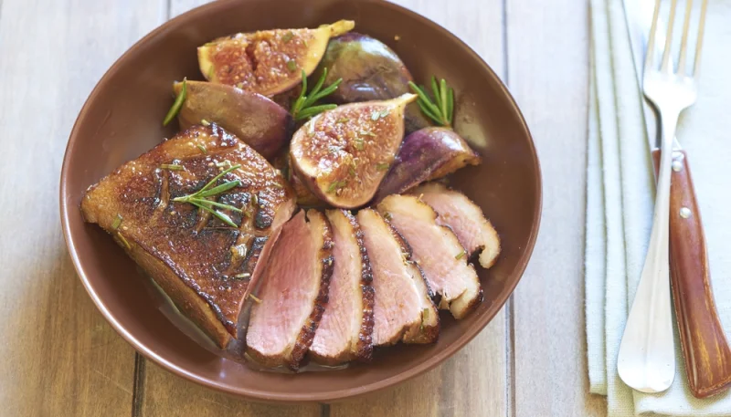 Salade de magret de canard aux figues et amandes