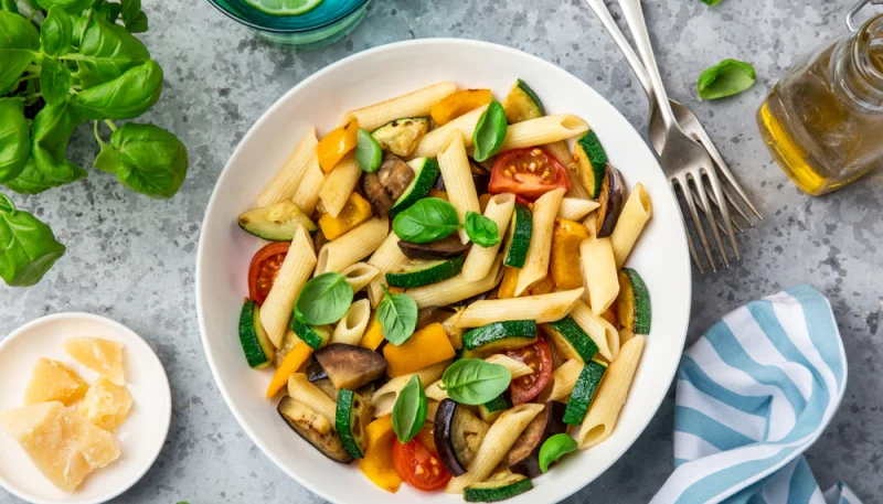 Salade de pâtes à la courgette, tomate et aubergine