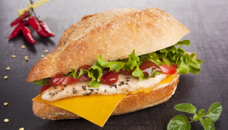 Sandwich poulet froid tomate et cheddar