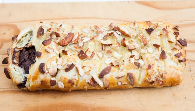 Tresse feuilletée au chocolat et amandes