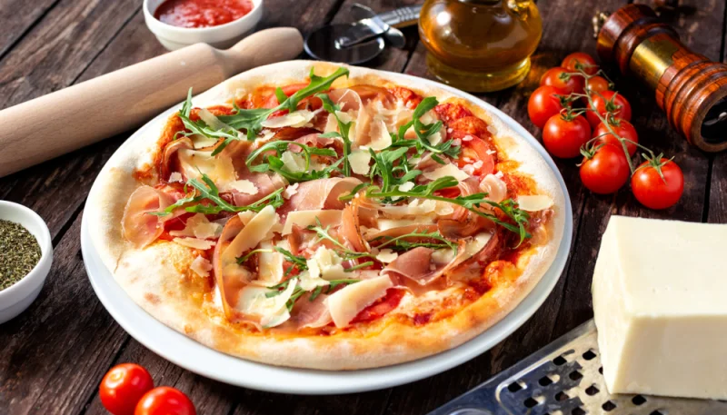 Pizza au jambon cru et à la roquette