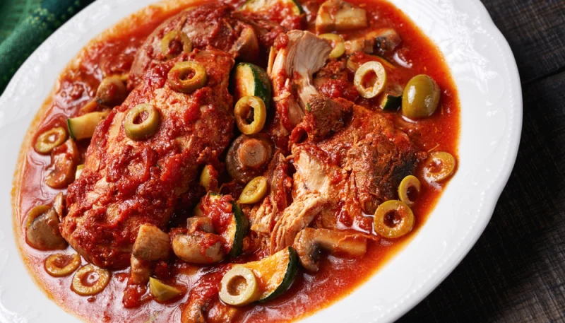 Filets de dinde aux olives vertes et sauce tomate