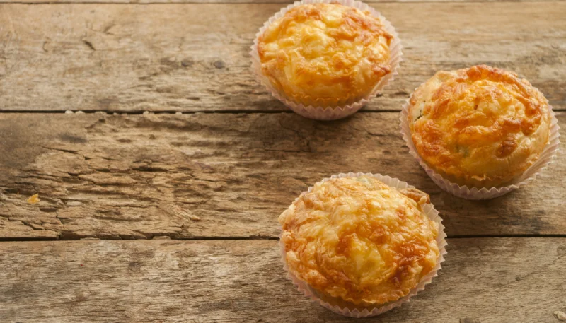 Muffins aux oeufs, saucisses et ciboulette