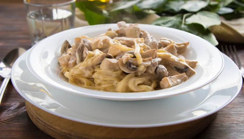 Pâtes au poulet, béchamel aux champignons