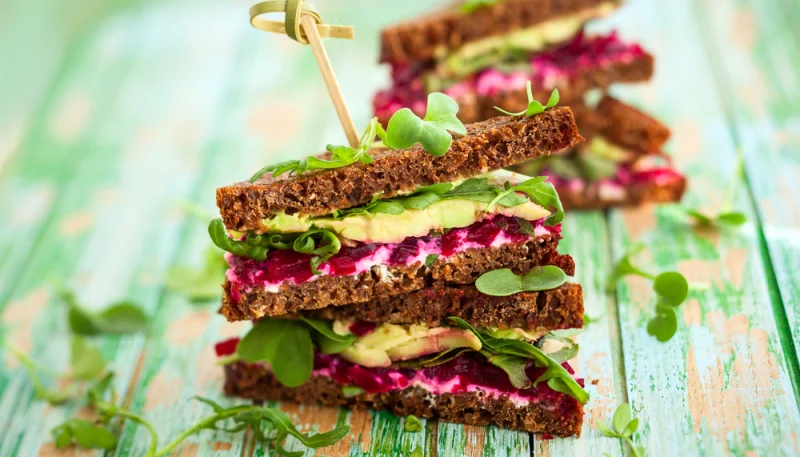 Sandwich végétarien à l'avocat