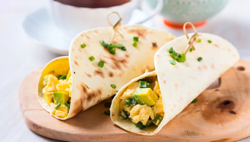 Wrap aux oeufs, ciboulette et avocat