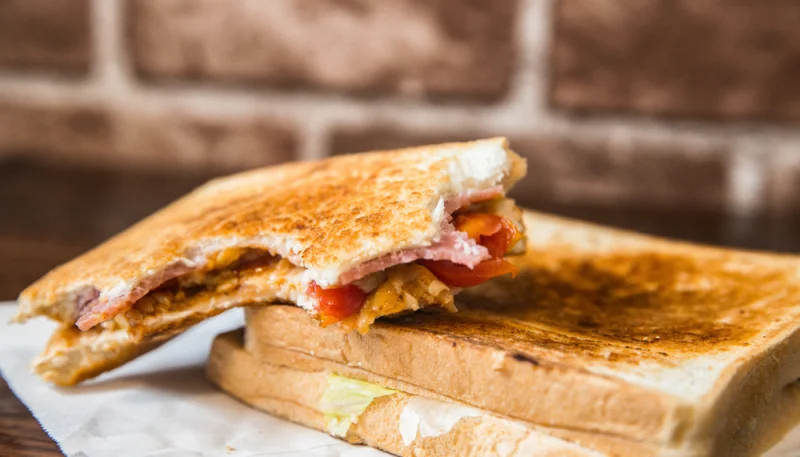 Croque-monsieur à la viande hachée et au fromage à raclette