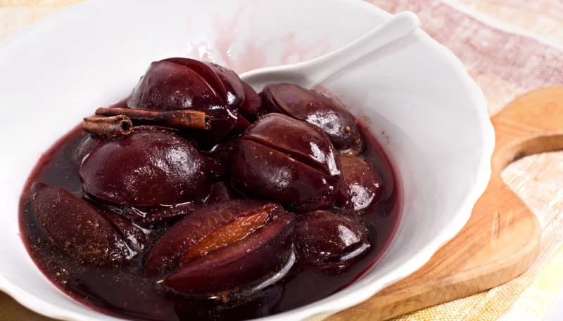 Prunes rôties au vin et au thym
