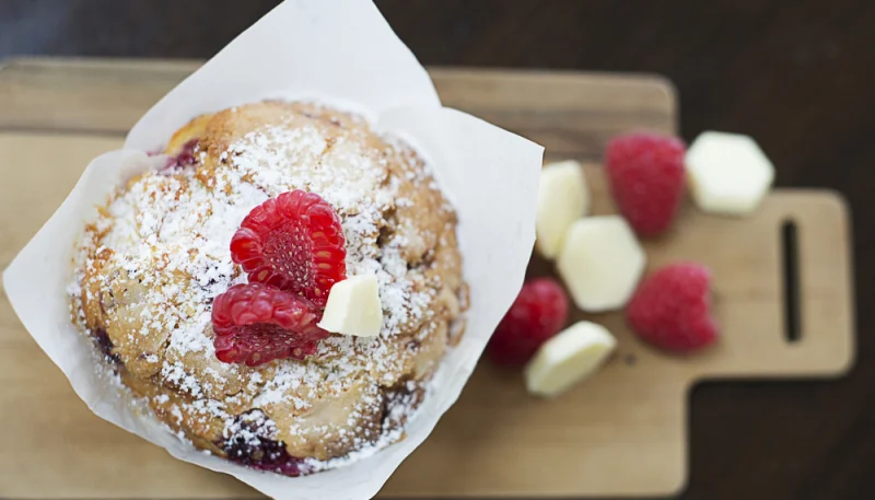 Muffins aux framboises et chocolat blanc