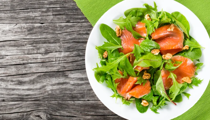 Salade de mâche au saumon et aux noix