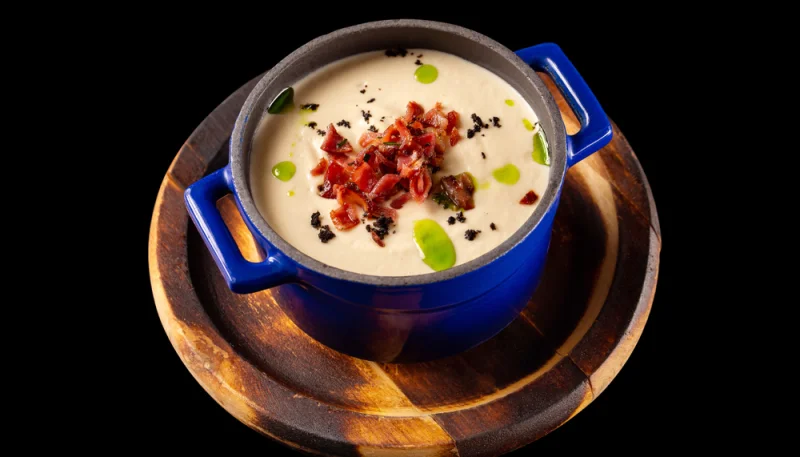 Velouté de chou-fleur, bacon et noisettes