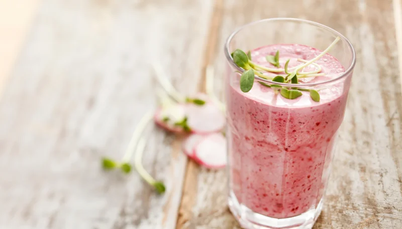 Verrine de soupe froide radis et saumon
