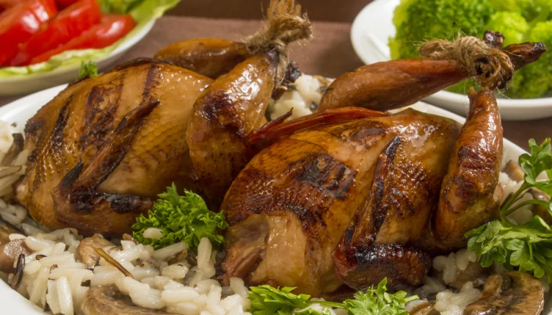 Cailles aux oignons et champignons