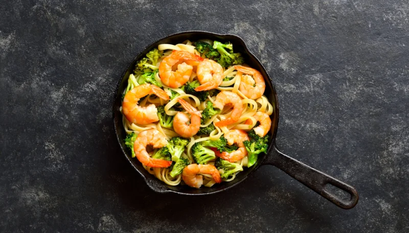 Spaghettis de konjac aux crevettes et brocolis