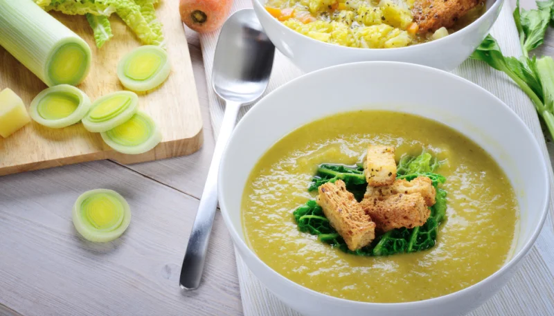 Soupe détox au chou vert, poireaux et carottes