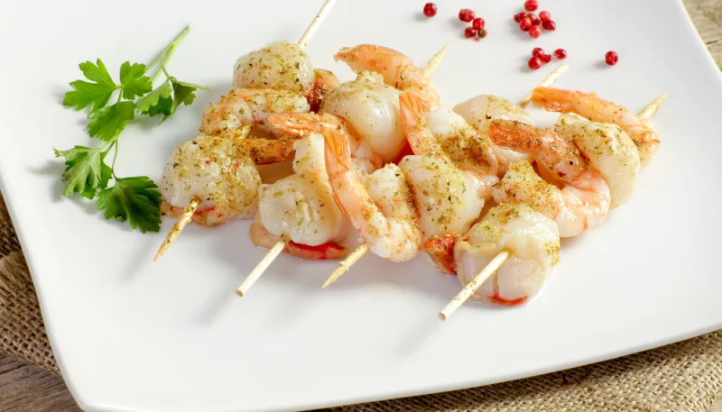 Brochettes de crevettes et Saint Jacques marinées