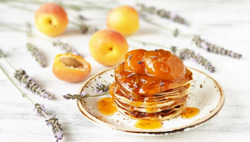Crêpes aux abricots et à la lavande