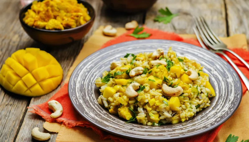 Salade de riz au poulet et à la mangue