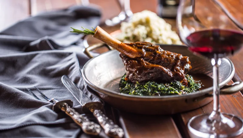 Souris d'agneau au vin rouge