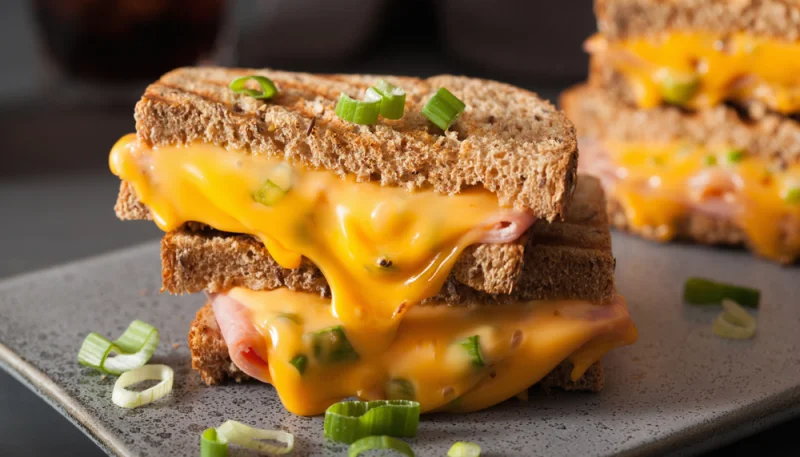 Croque-monsieur jambon, cheddar et ciboulette