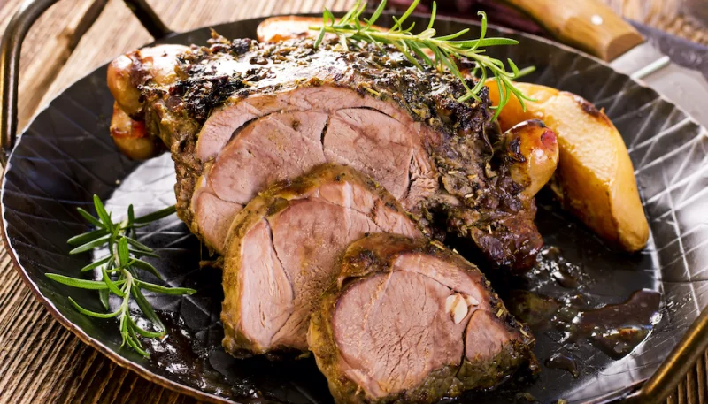 Gigotin d’agneau à la sarriette et aux pignons