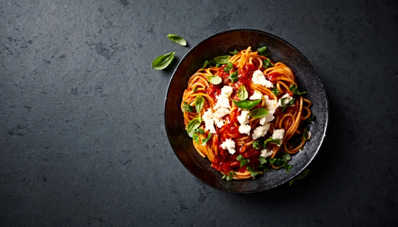 Pâtes à la feta et tomates rôties au four