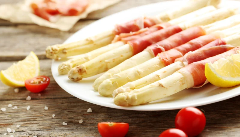 Asperges blanches roulées au jambon