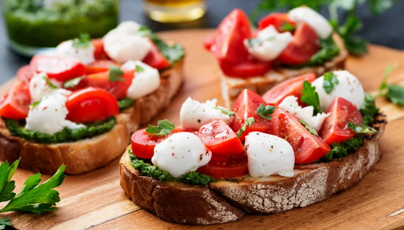 Bruschetta au pesto tomates et mozzarella