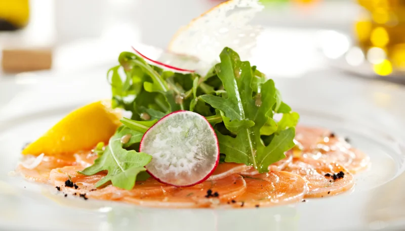 Carpaccio de saumon, radis et roquette