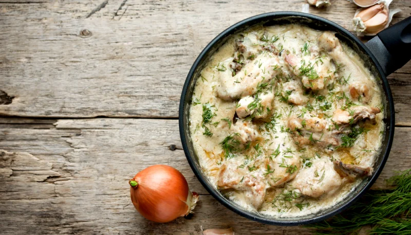 Filets de poulet à la crème et aux champignons