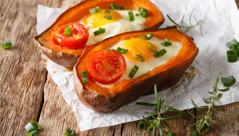 Patates douces farcies aux oeufs et à la tomate