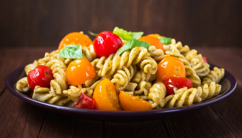 Salade de pâtes et tomates cerises