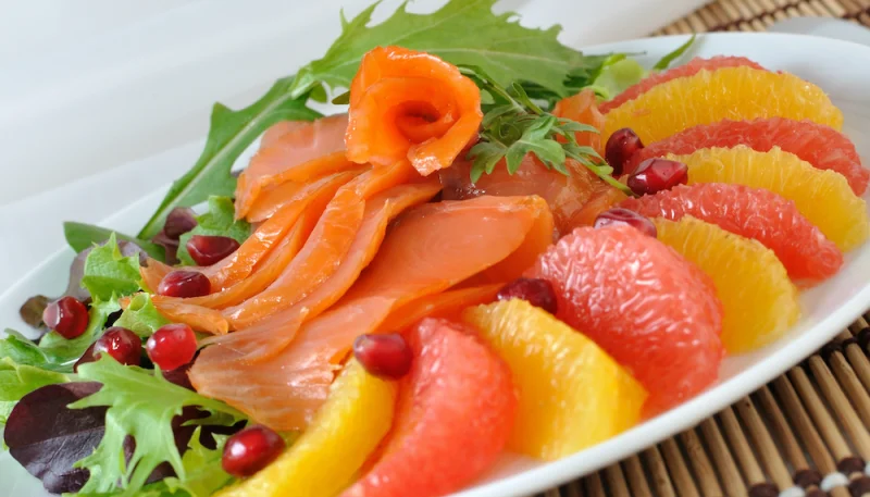 Salade verte, saumon et pamplemousse