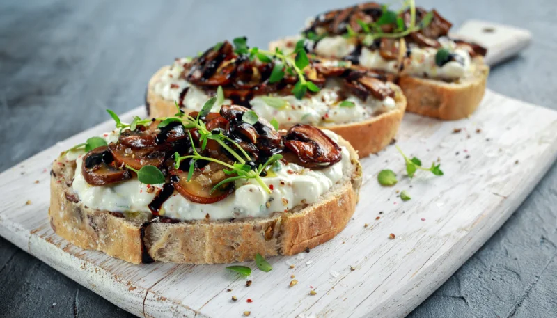 Toasts aux mousserons de printemps