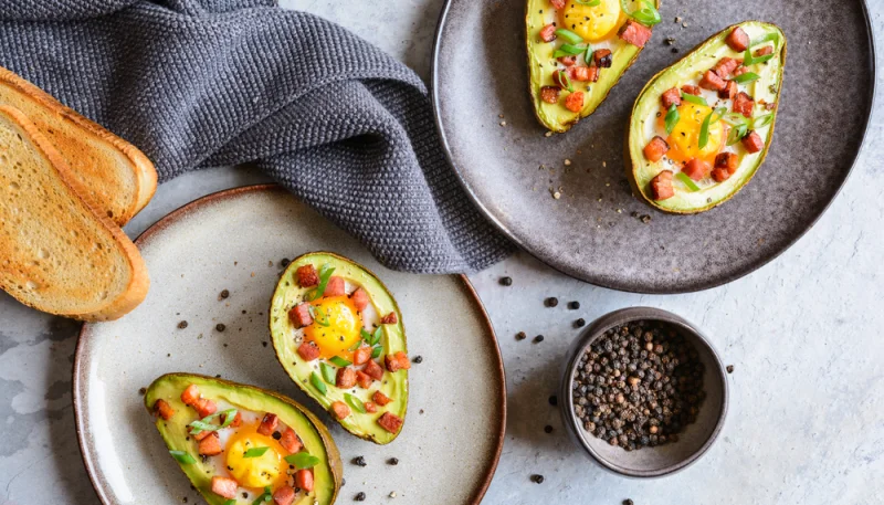 Avocats farcis aux oeufs et aux lardons
