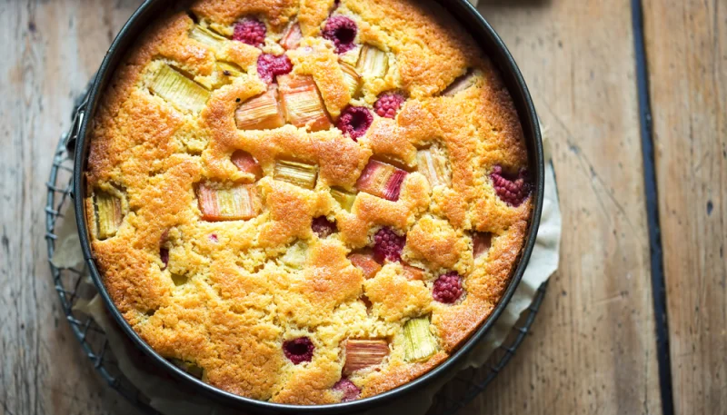 Gâteau moelleux à la rhubarbe et aux framboises