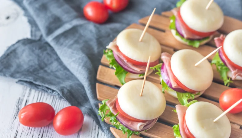 Mini-burgers de Babybel au jambon cru maison