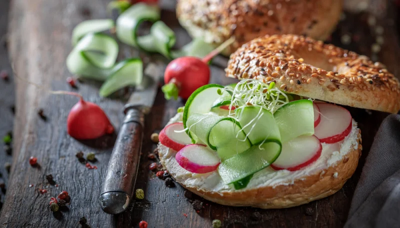 Bagel au fromage de chèvre et aux courgettes