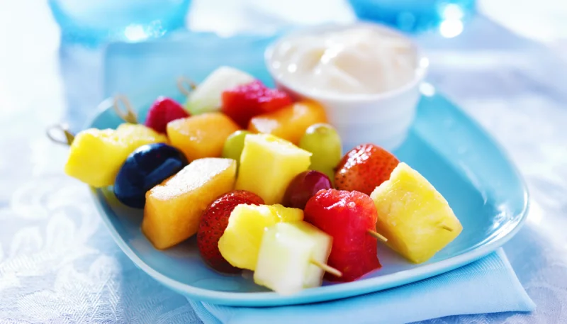 Brochettes de fruits frais