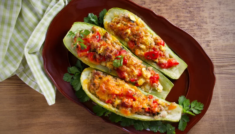 Courgettes farcies à la tomate et au poulet maison